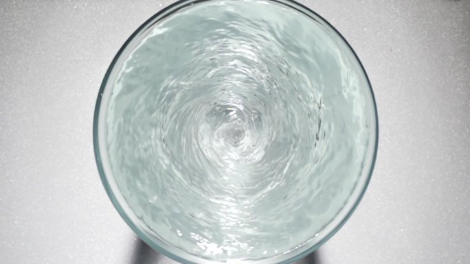 纯水在玻璃杯里打旋