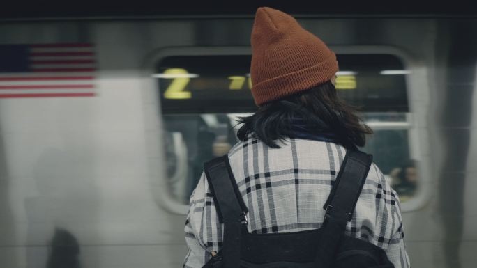 女游客在地铁站台等火车