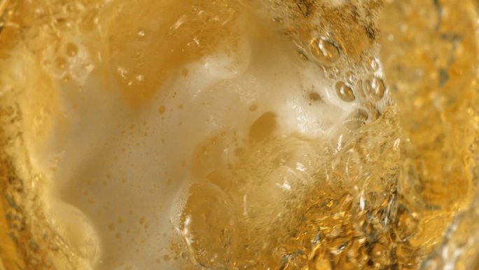 倒啤酒金色液体慢动作升格黄色饮料果汁汽水