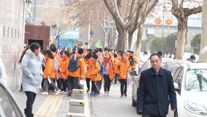 白天小学门口小学生放学