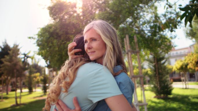 母亲和女儿在公园拥抱
