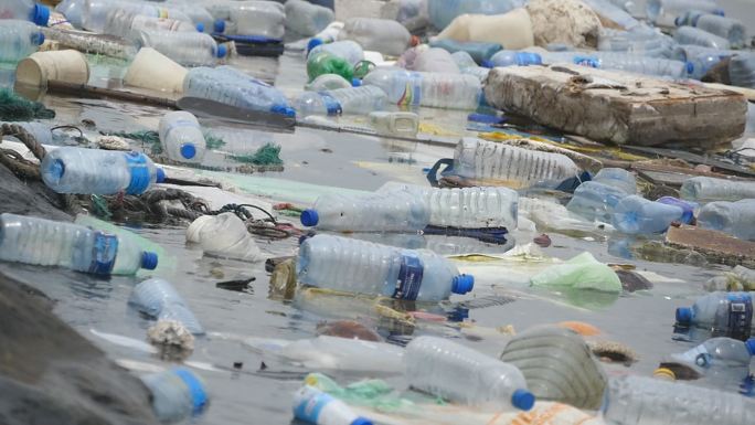 漂浮在水中的垃圾废物管理河流海岸线