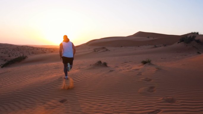 在沙漠里奔跑的人户外青春勇敢无畏前行背影