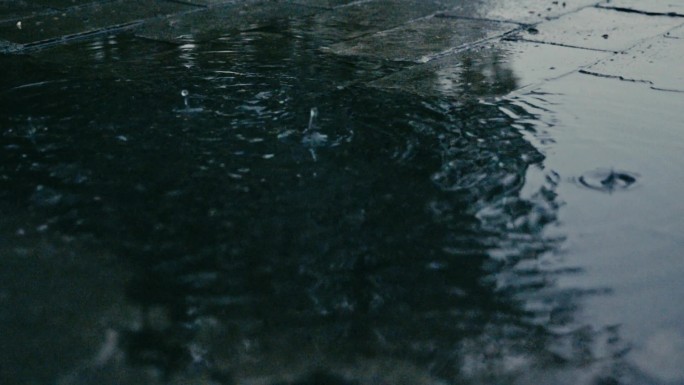 乡村 下雨春雨屋檐雨滴惊蛰谷雨水立春意境