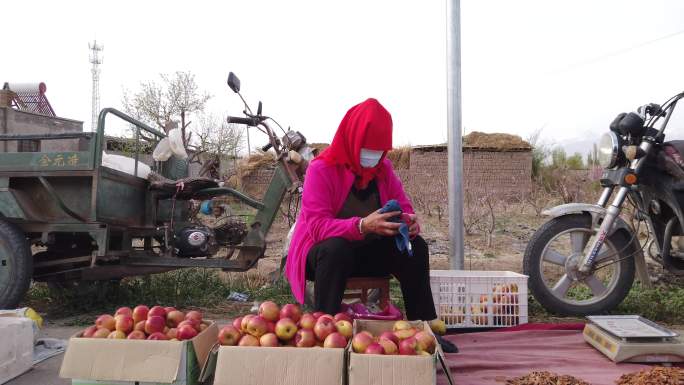 农村妇女贩卖苹果