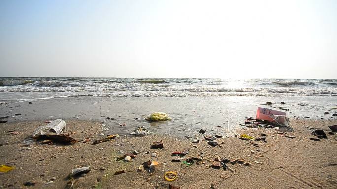 肮脏海滩上的垃圾污染