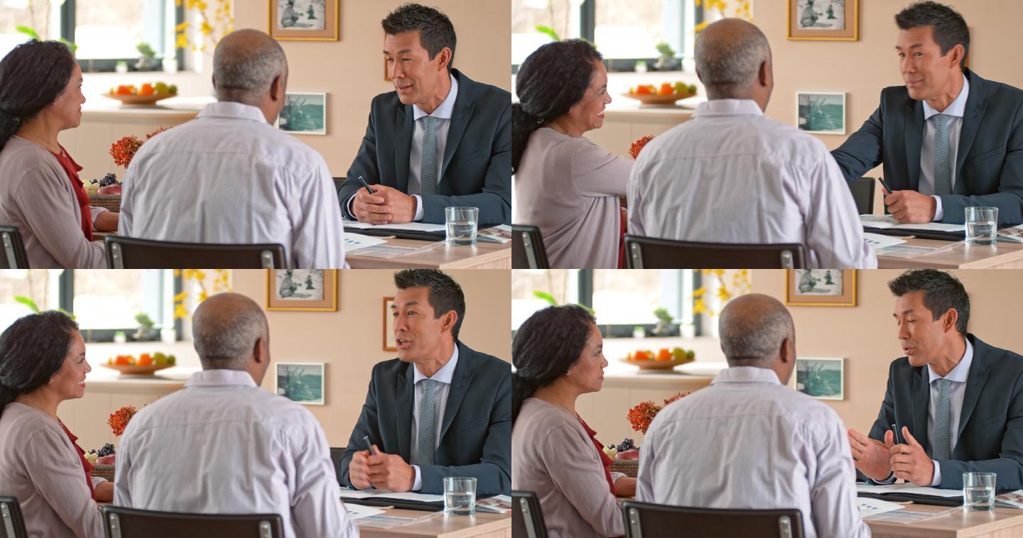 银行家在家中与一对老年夫妇沟通