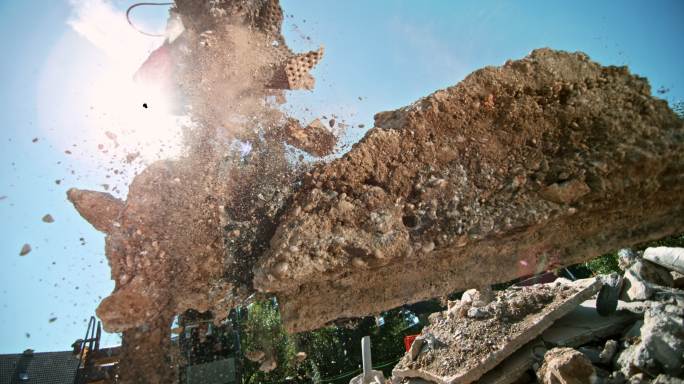 一个建筑工地上挖掘机释放碎片的慢镜头