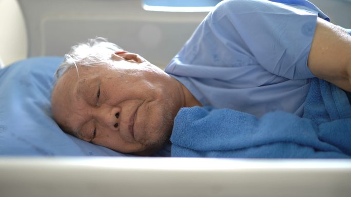 病人在病床上咳嗽老年人哮喘肺病