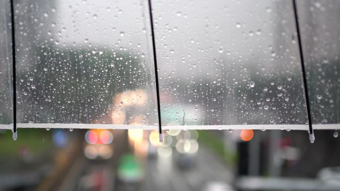 雨天的城市路口，透明伞雨滴