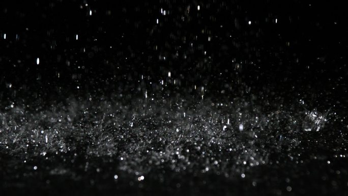 雨以慢动作落在黑色表面上