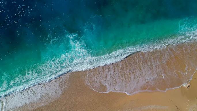 清澈的绿松石海4K鸟瞰海边海浪浪花