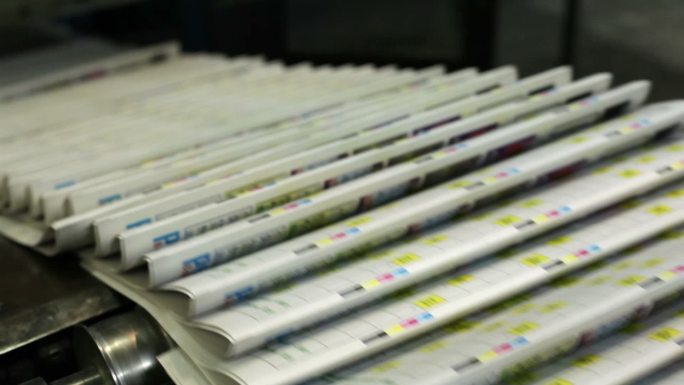 工厂生产线正在大规模生产报纸