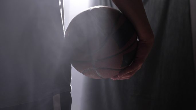 篮球运动员拿着球NBA姚明对抗赛