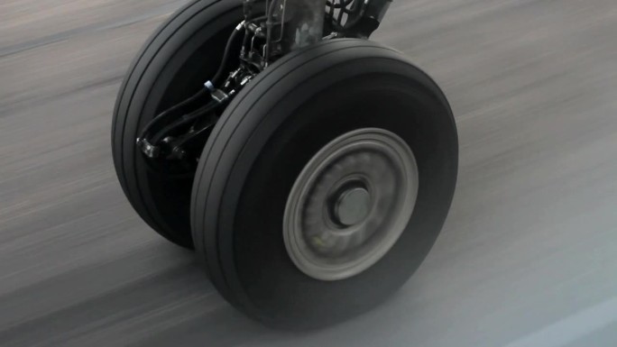 起飞的飞机的轮子飞机减震器飞机轮高速滑行