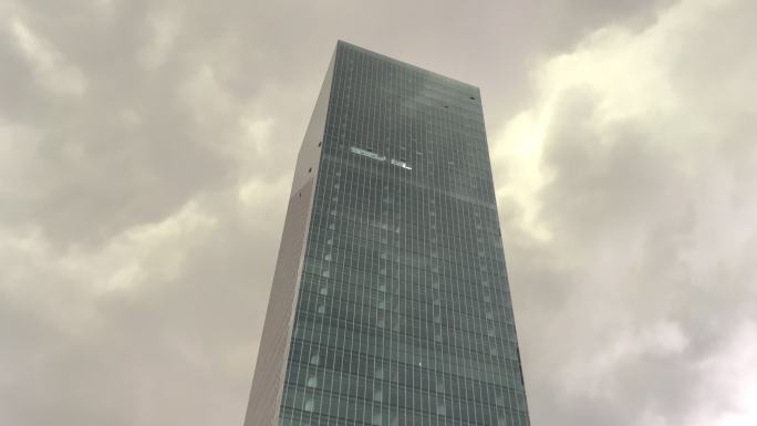 暴风雨来临前城市CBD商业大厦上乌云翻滚