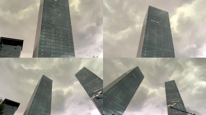 暴风雨来临前城市CBD商业大厦上乌云翻滚