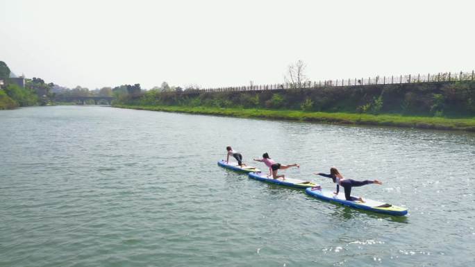 水上桨板划行和桨板瑜伽