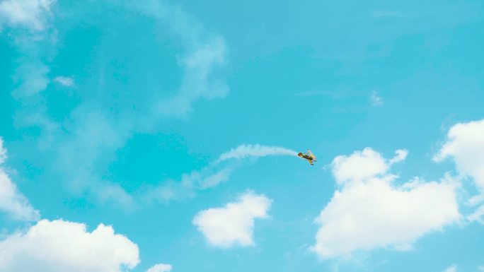 蓝天白云中的航模飞机飞行升格慢动作视频
