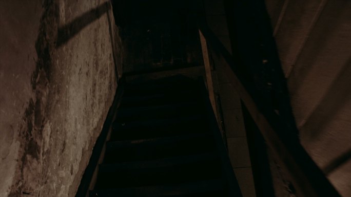 在鬼屋里走下恐怖的楼梯。