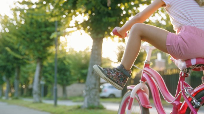 小女孩骑自行车儿童孩子玩耍骑行骑车