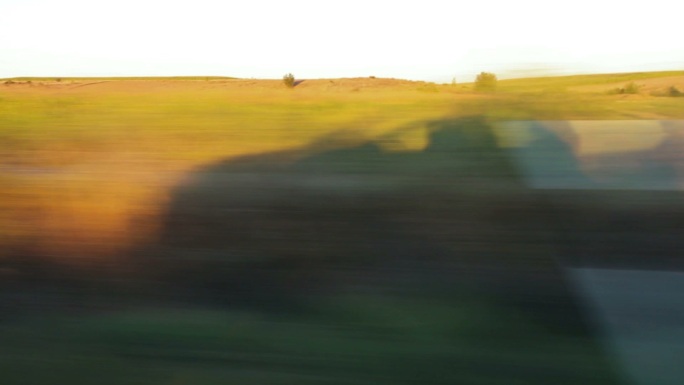 窗外旷野投影反射日落