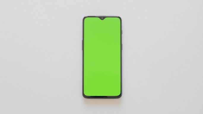 绿色屏幕-现代智能手机位于白色背景上
