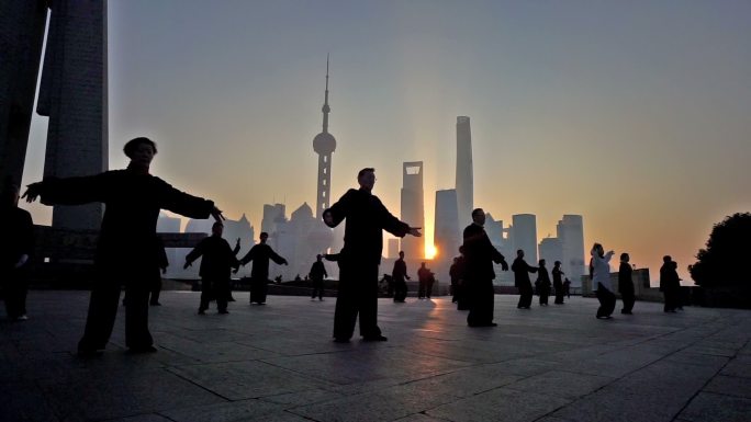 清晨，人们在外滩打太极拳