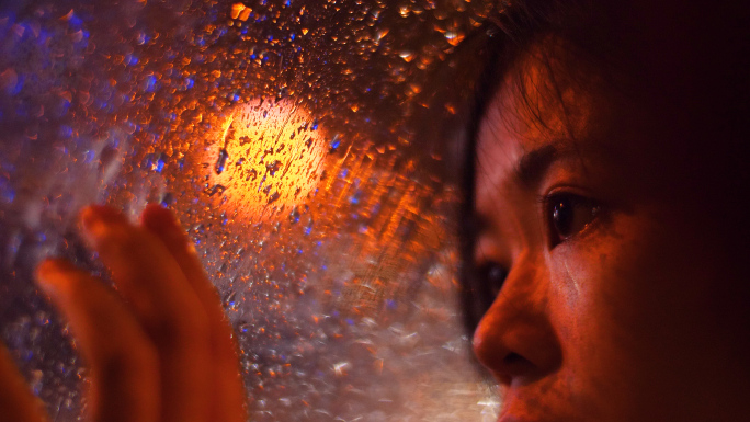 下雨天晚上女孩坐车靠在车窗4k视频素材