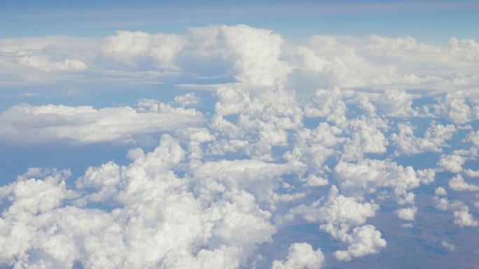 从飞机上俯瞰云层