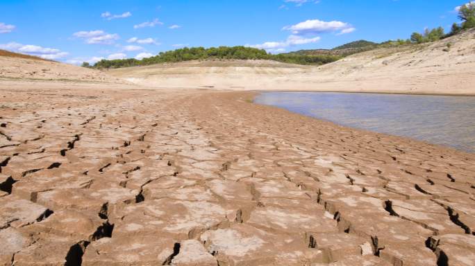 西班牙的河流和干涸的地面