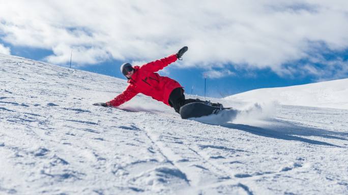 滑雪运动员沿着滑雪坡滑下