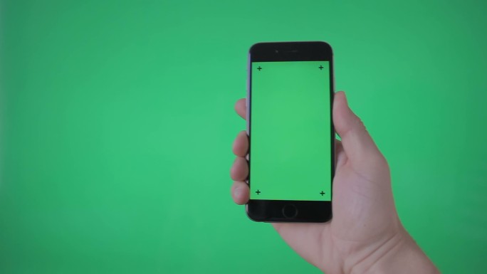 手持智能手机绿色屏幕背景
