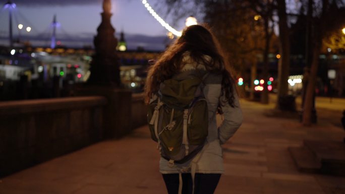 城市漫步年轻女子背着背包