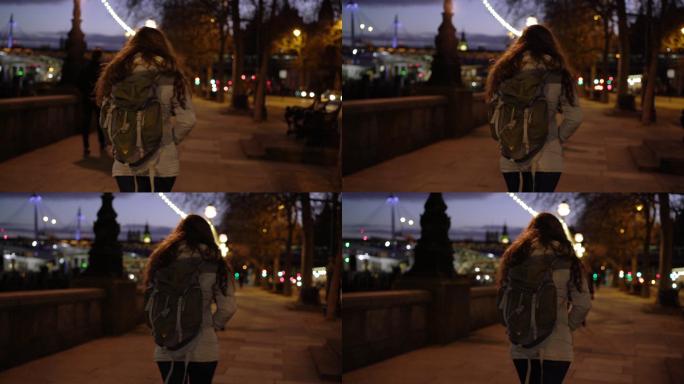 城市漫步年轻女子背着背包