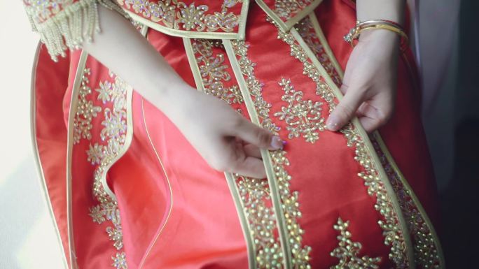 新娘中式服装整理自己的服装