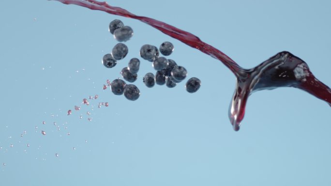 蓝莓和蓝莓汁在空中相撞