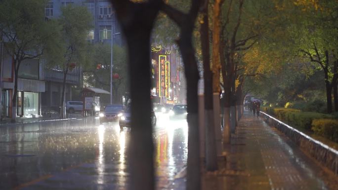 中国辽宁沈阳下雨中的城市夜景街道视频