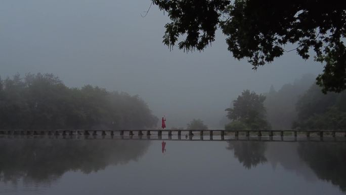 烟雨蒙蒙桥仙境山水画小桥美景