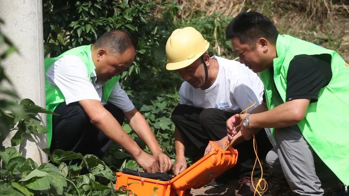 中国移动维修安装电线杆信号塔户外作业