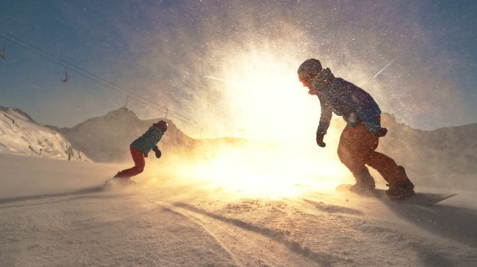 阳光下滑雪滑雪板晴空雪山雪季