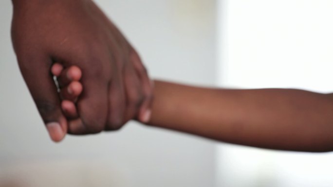 母亲牵着女儿的手黑人儿童牵手大手牵小手