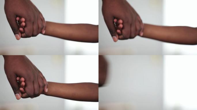 母亲牵着女儿的手黑人儿童牵手大手牵小手