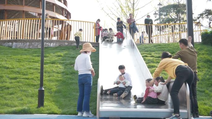 儿童游乐园玩滑梯镜头