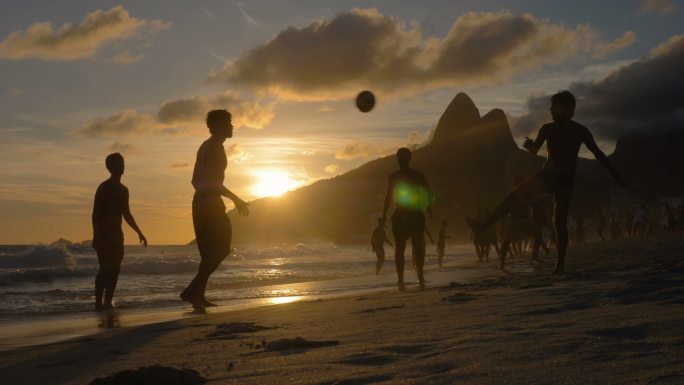 日落时分在海滩踢球