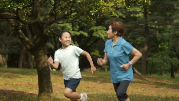 和祖母一起跑步跑步年轻人户外运动健康生活