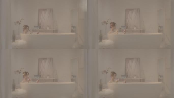 女性在浴缸里沐浴
