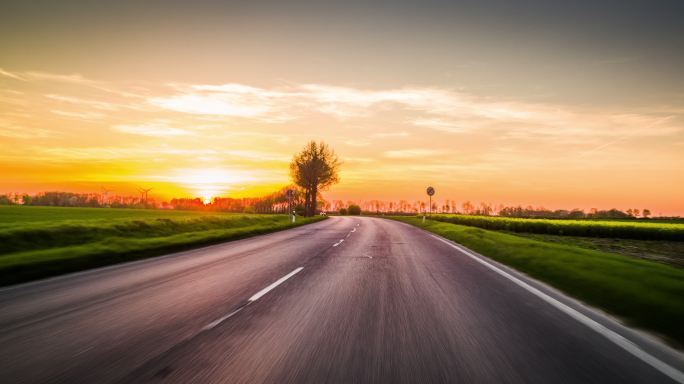 日落时在乡间公路上开车