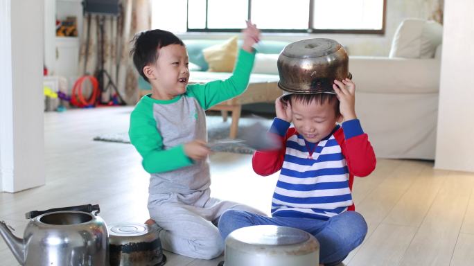 两个兄弟在地板上玩锅碗瓢盆