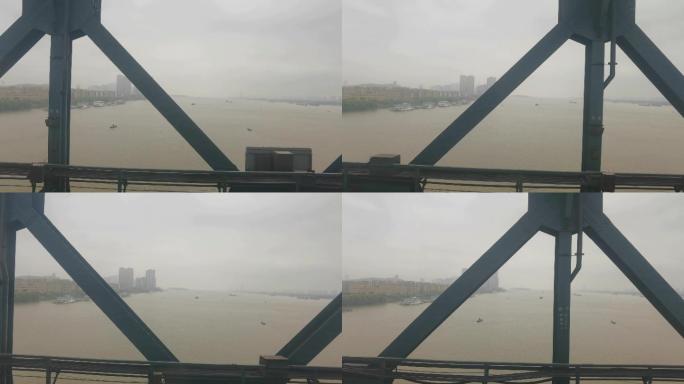 火车窗外的南京长江大桥